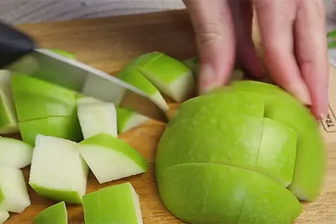 Cut the green apple