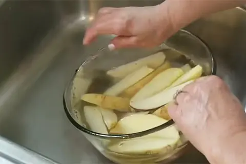 Rinse the potatoes in water
