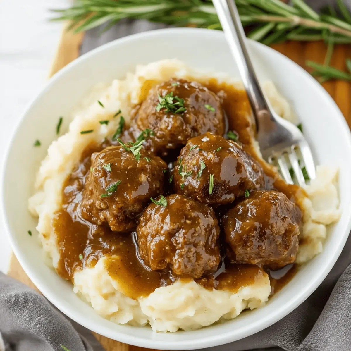 Delicious Meatballs and Gravy Recipe for Comfort Food Lovers